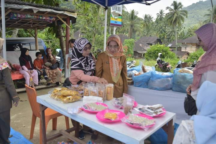 Sekretaris Daerah Kota Sawahlunto Ambun Kadri meninjau pelaksanaan Operasi Pasar Pangan di Desa Silungkang Tigo Kecamatan Silungkang